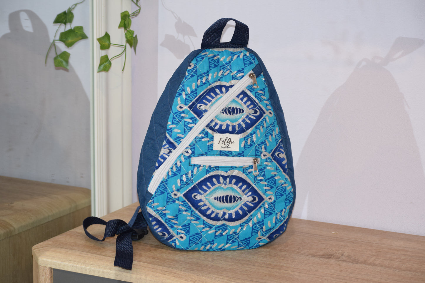 Zila ar sudraba akcentiem