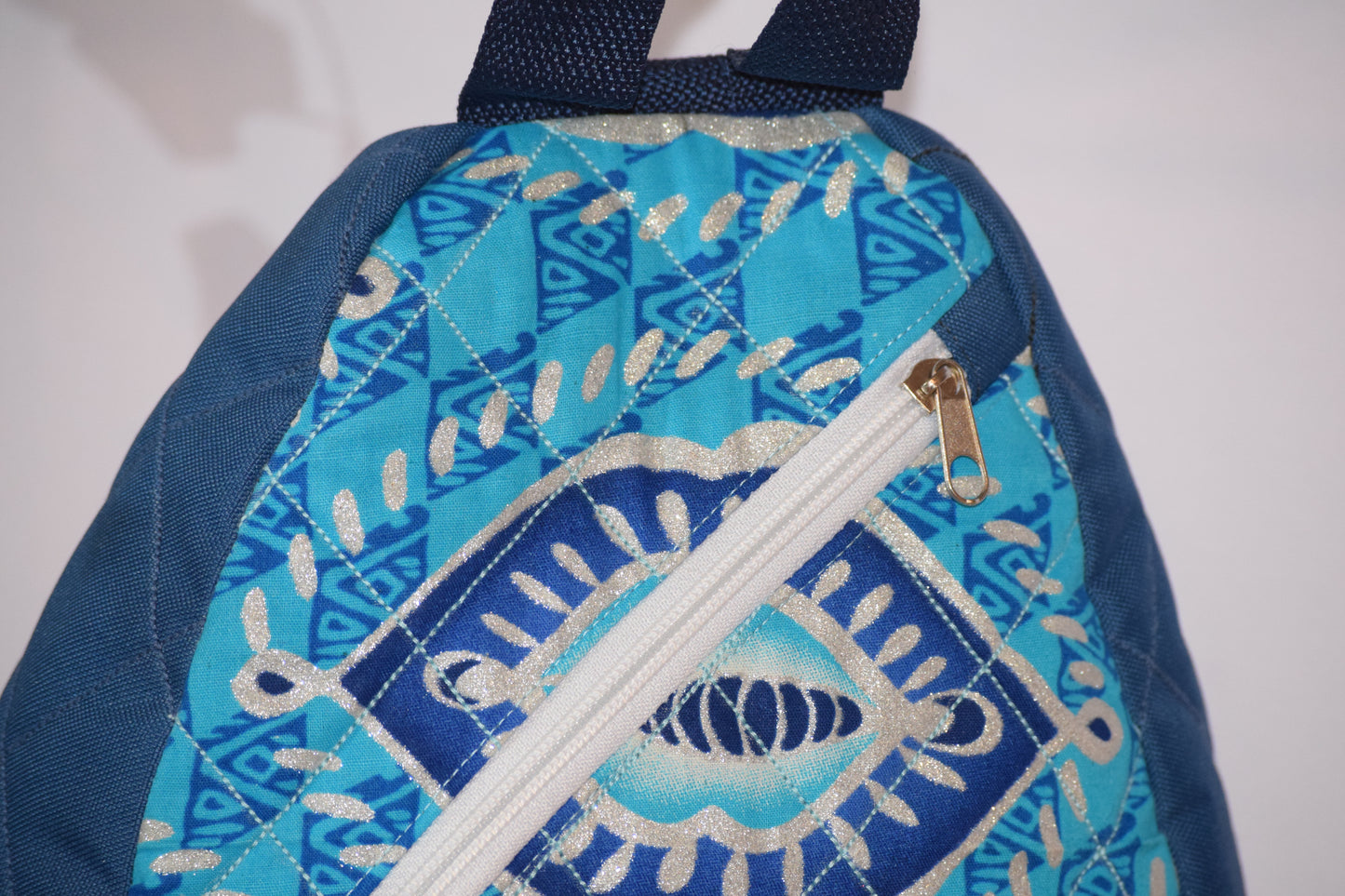 Zila ar sudraba akcentiem