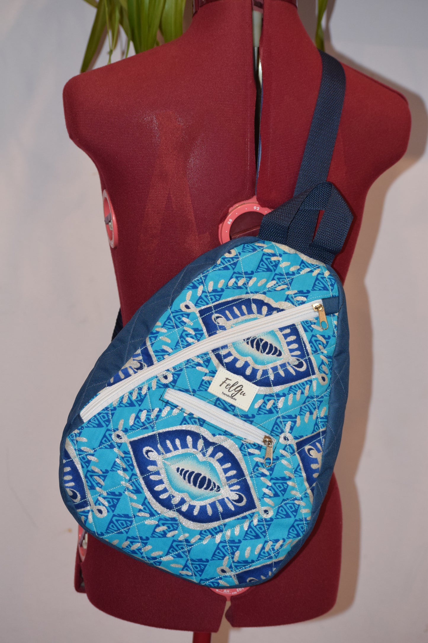 Zila ar sudraba akcentiem