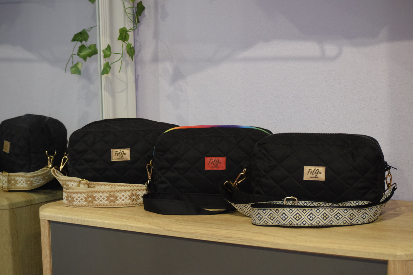 Ar dekoratīvo plecu siksnu