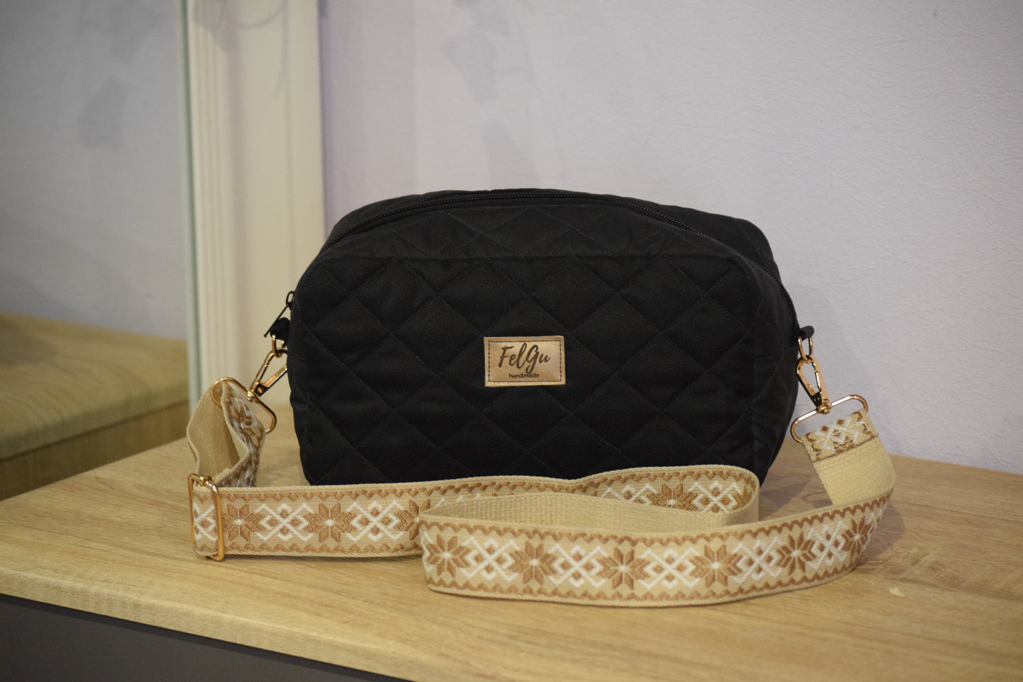 Ar dekoratīvo plecu siksnu