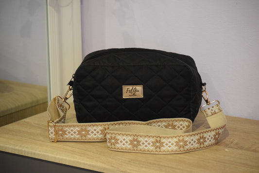 Ar dekoratīvo plecu siksnu