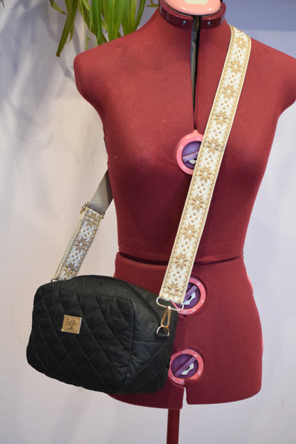 Ar dekoratīvo plecu siksnu