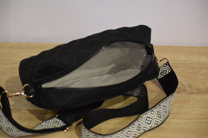 Ar dekoratīvo plecu siksnu